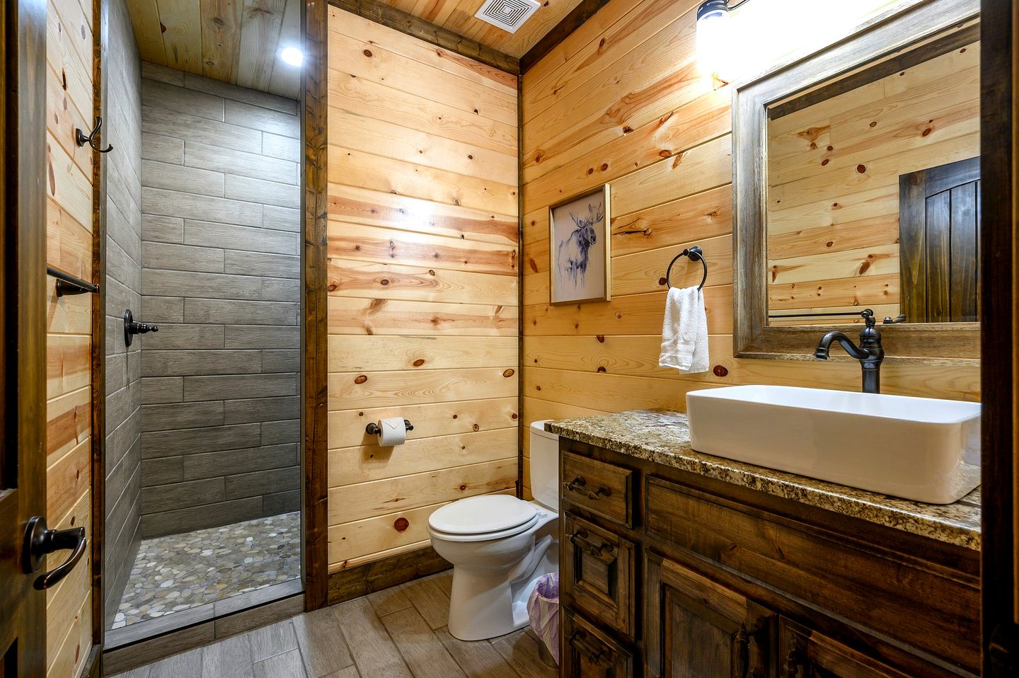 Outstanding Cabin with Fire Pit, Hot-tub and Fireplace in Broken Bow, Oklahoma
