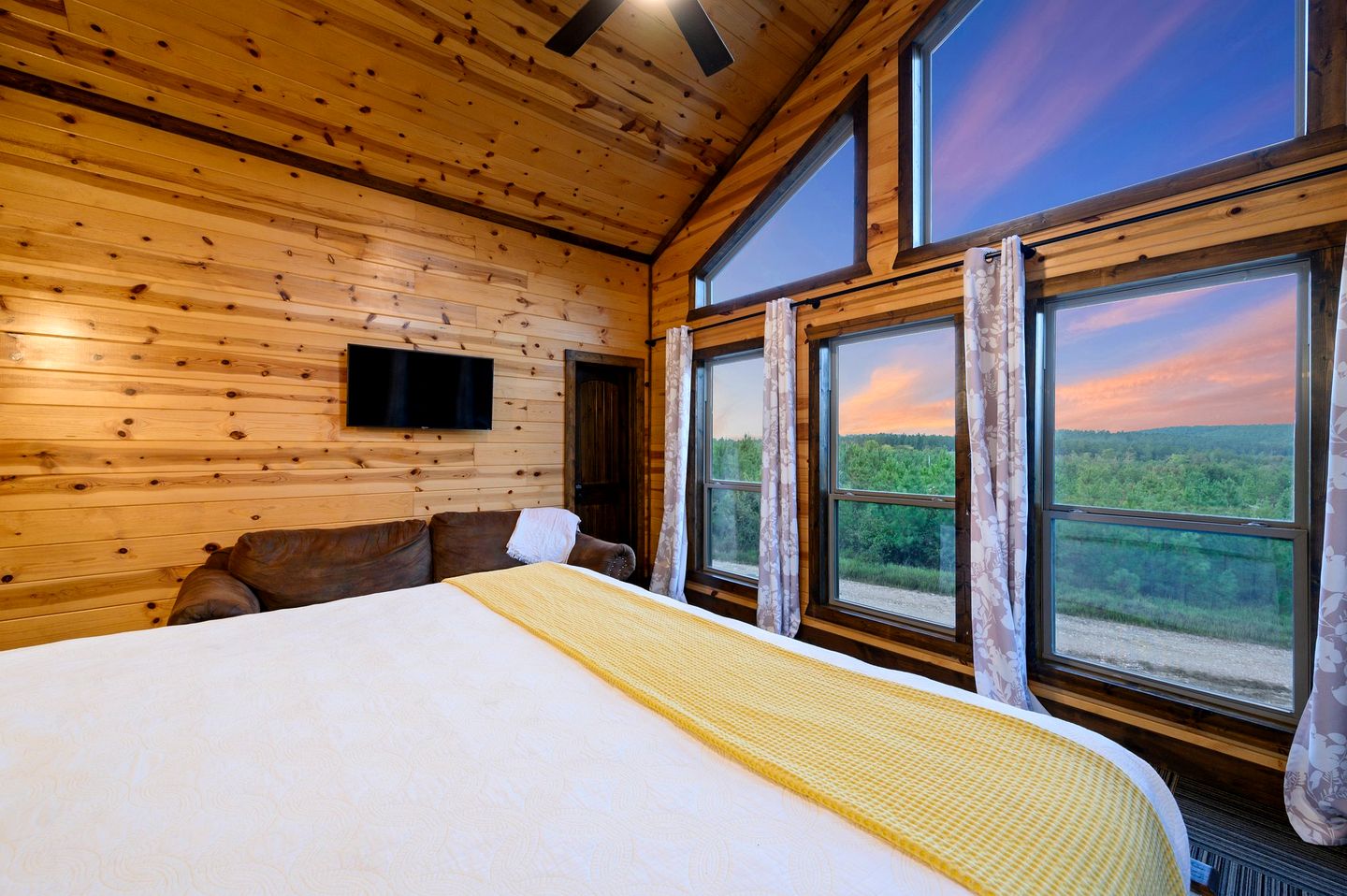 Outstanding Cabin with Fire Pit, Hot-tub and Fireplace in Broken Bow, Oklahoma