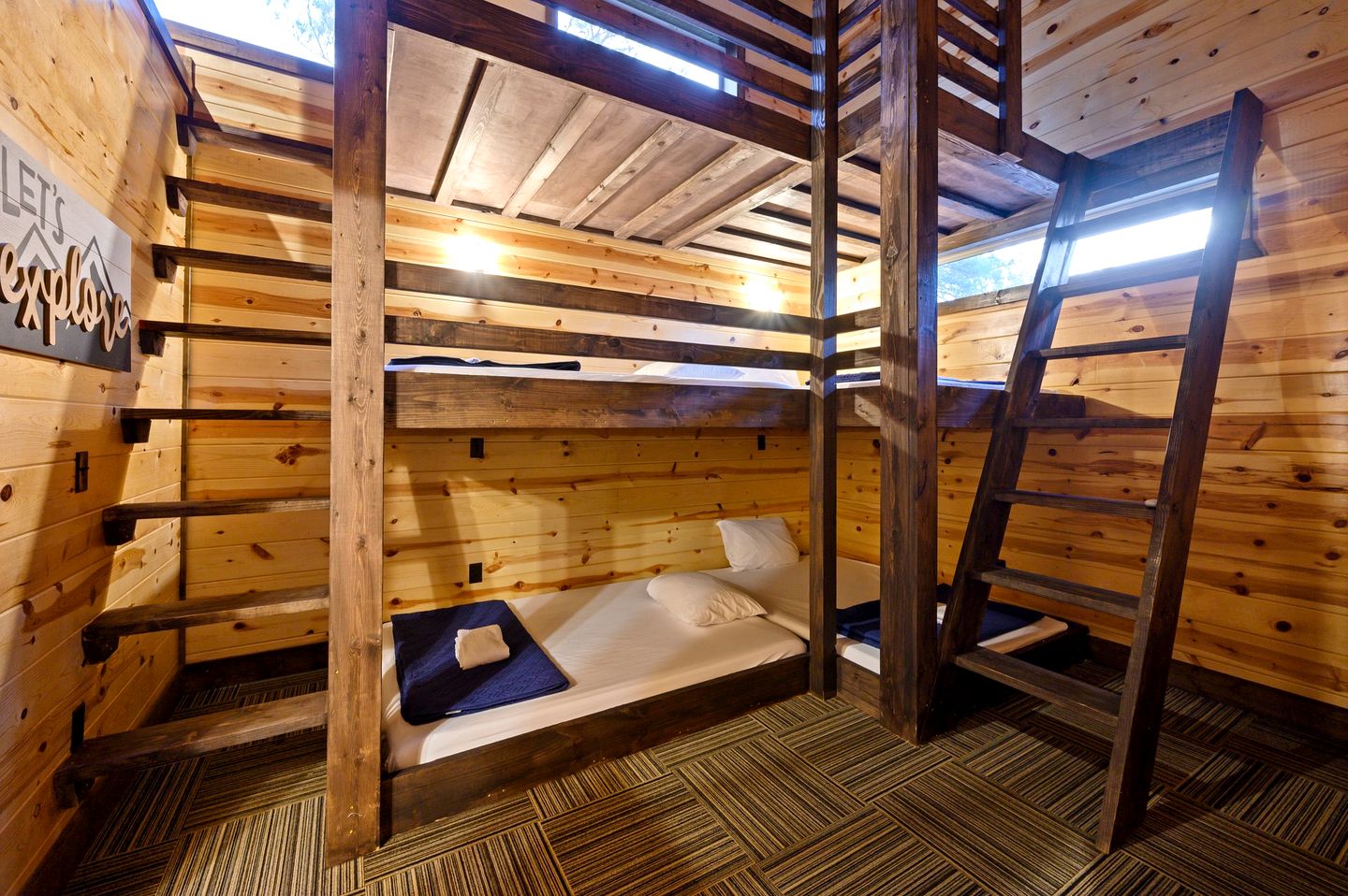 Outstanding Cabin with Fire Pit, Hot-tub and Fireplace in Broken Bow, Oklahoma
