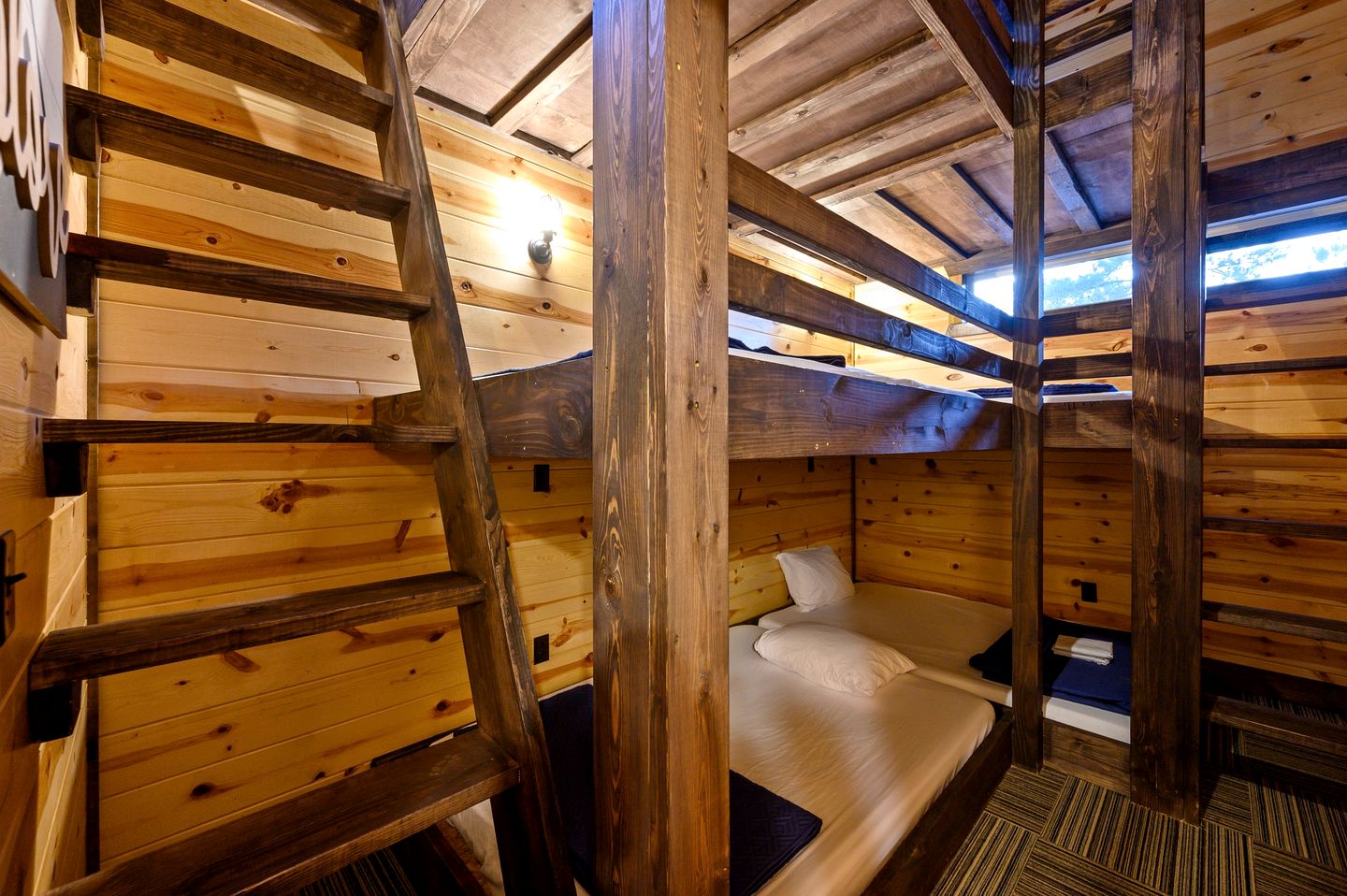 Outstanding Cabin with Fire Pit, Hot-tub and Fireplace in Broken Bow, Oklahoma