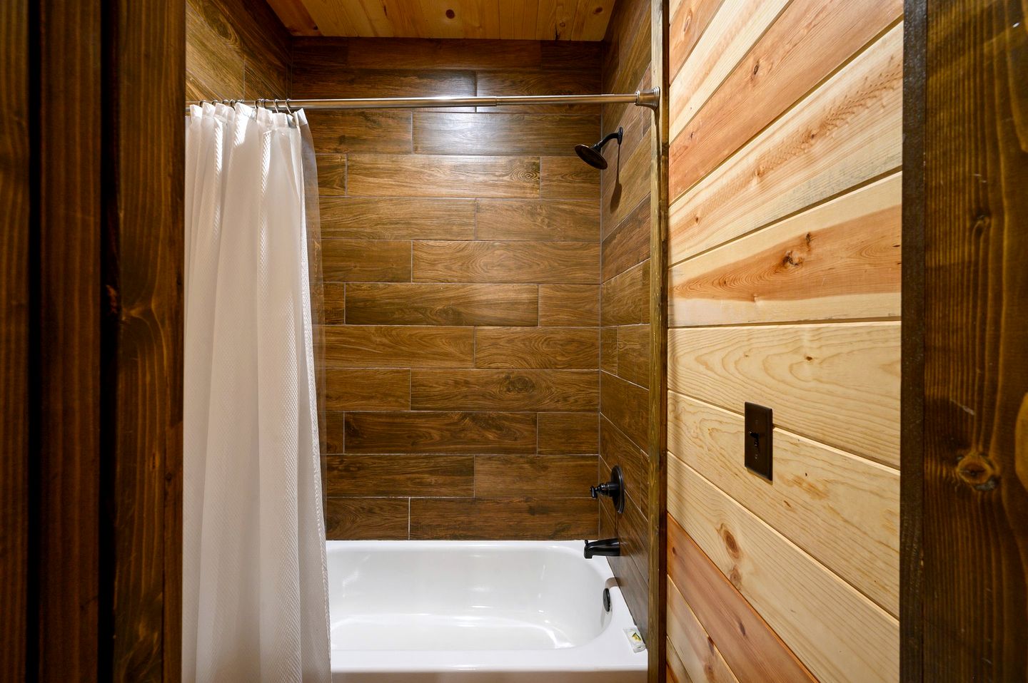 Outstanding Cabin with Fire Pit, Hot-tub and Fireplace in Broken Bow, Oklahoma