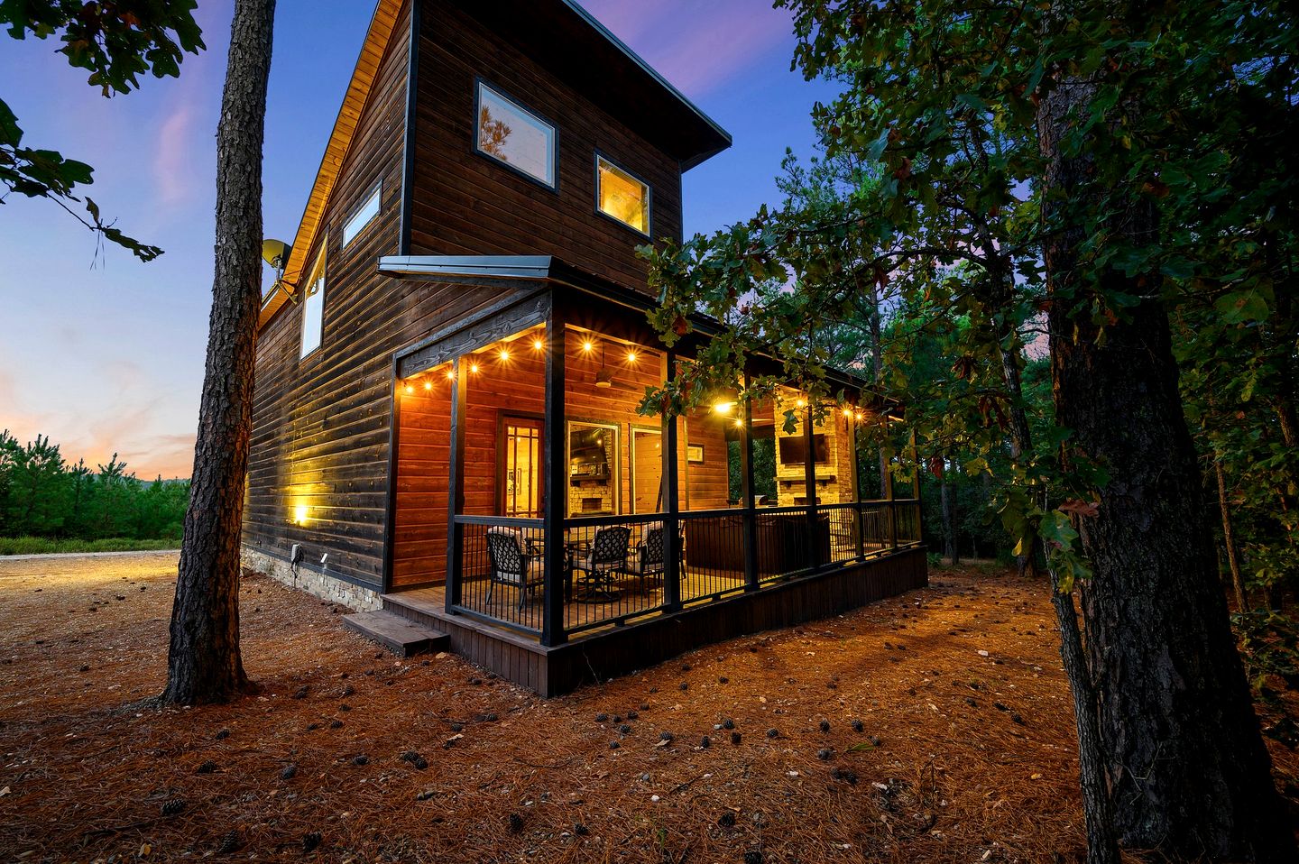 Outstanding Cabin with Fire Pit, Hot-tub and Fireplace in Broken Bow, Oklahoma