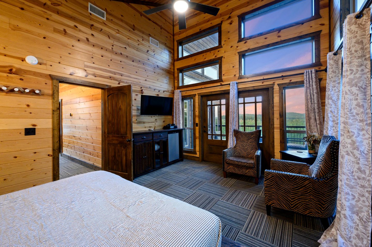 Outstanding Cabin with Fire Pit, Hot-tub and Fireplace in Broken Bow, Oklahoma