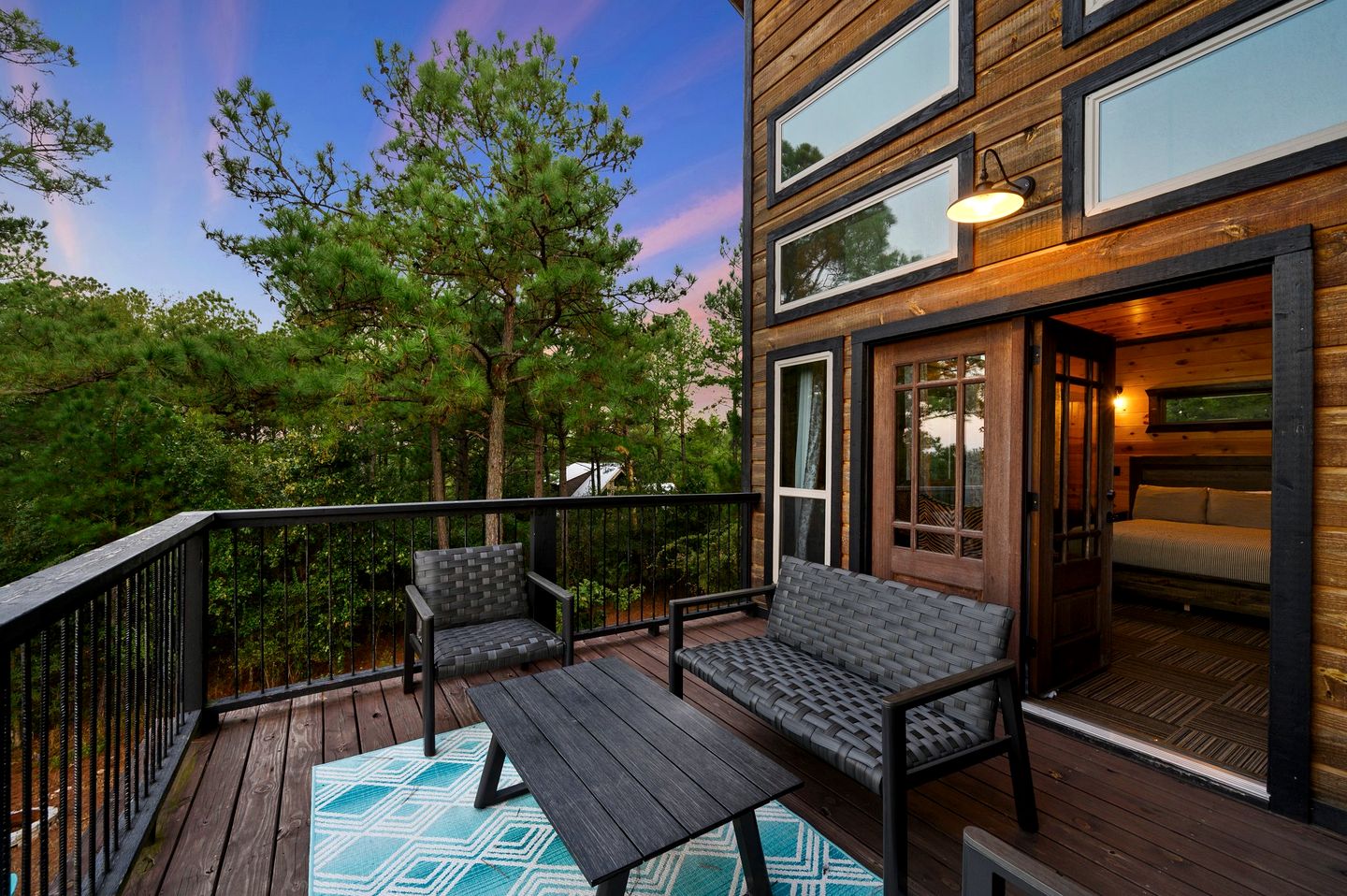 Outstanding Cabin with Fire Pit, Hot-tub and Fireplace in Broken Bow, Oklahoma