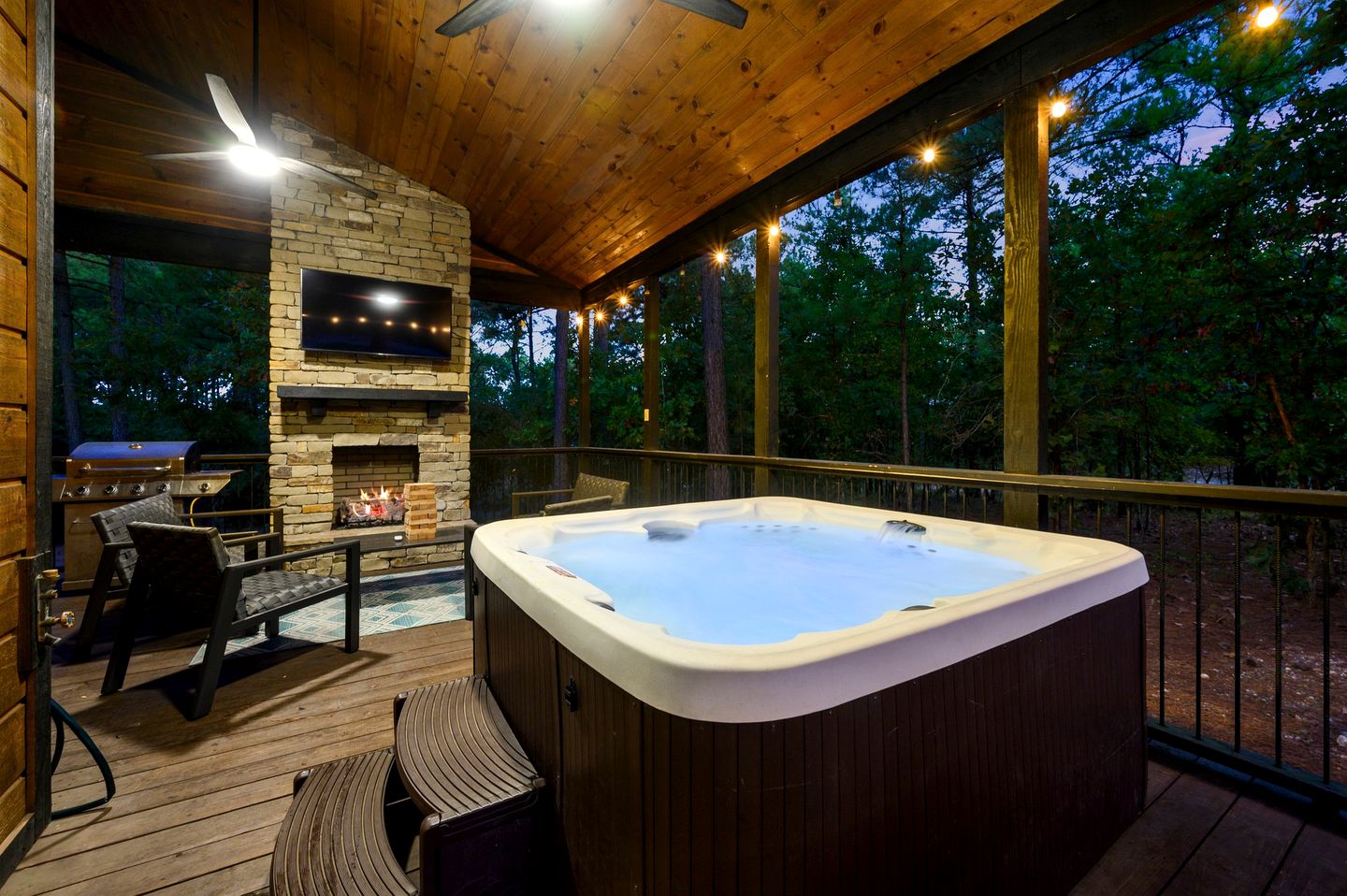 Outstanding Cabin with Fire Pit, Hot-tub and Fireplace in Broken Bow, Oklahoma