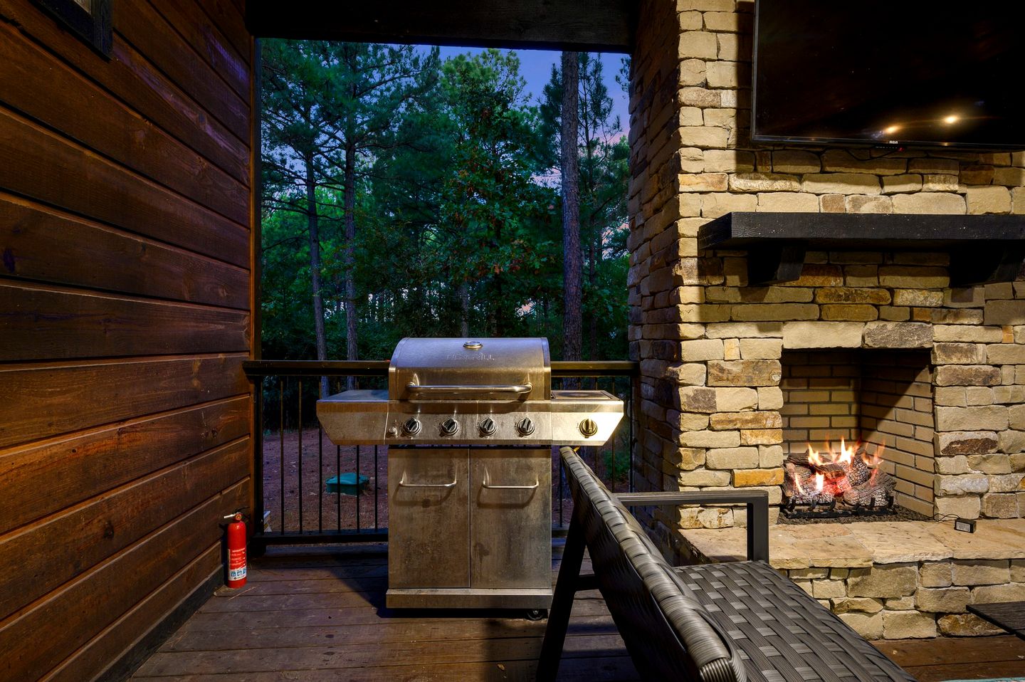 Outstanding Cabin with Fire Pit, Hot-tub and Fireplace in Broken Bow, Oklahoma