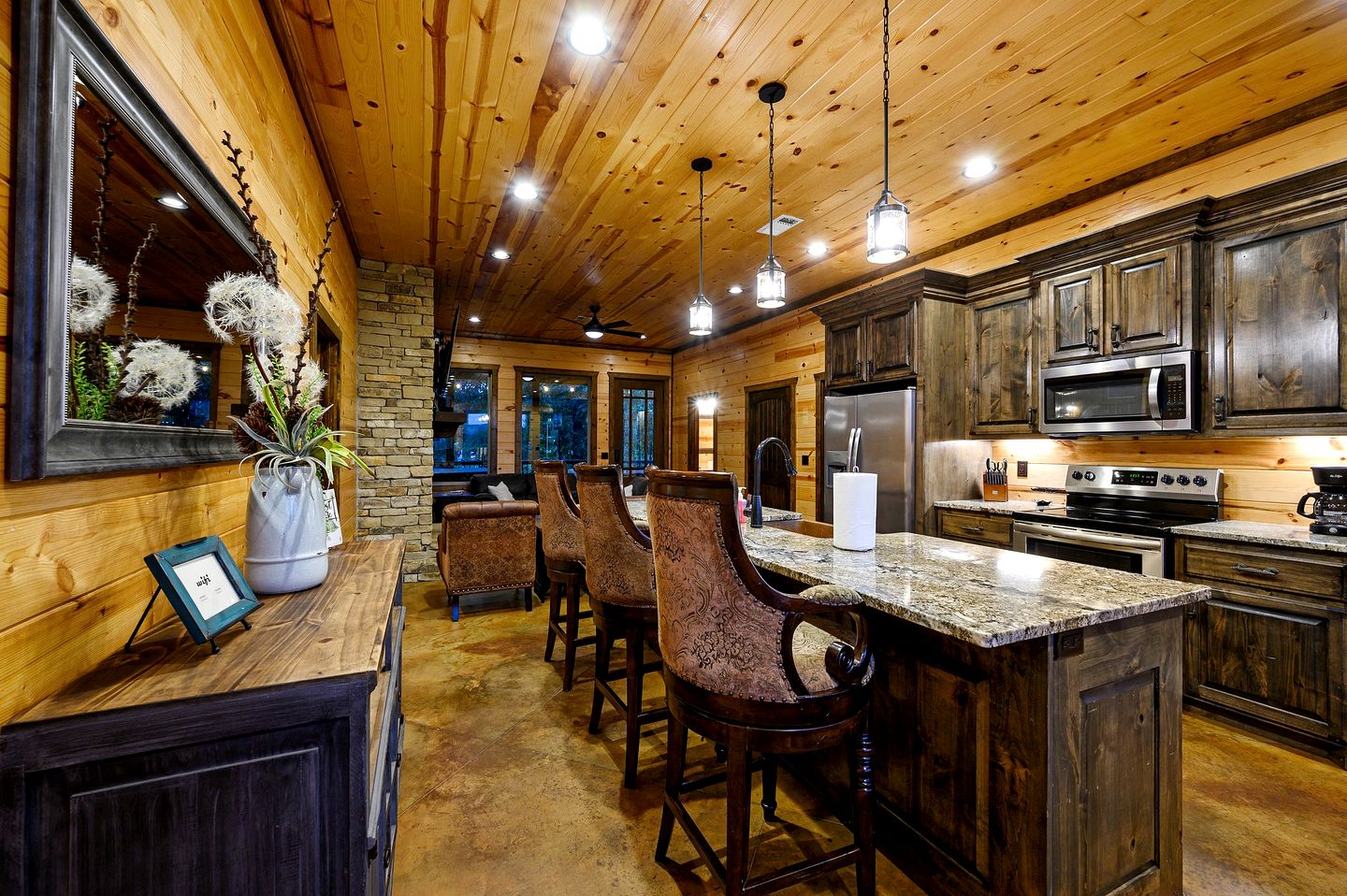 Outstanding Cabin with Fire Pit, Hot-tub and Fireplace in Broken Bow, Oklahoma