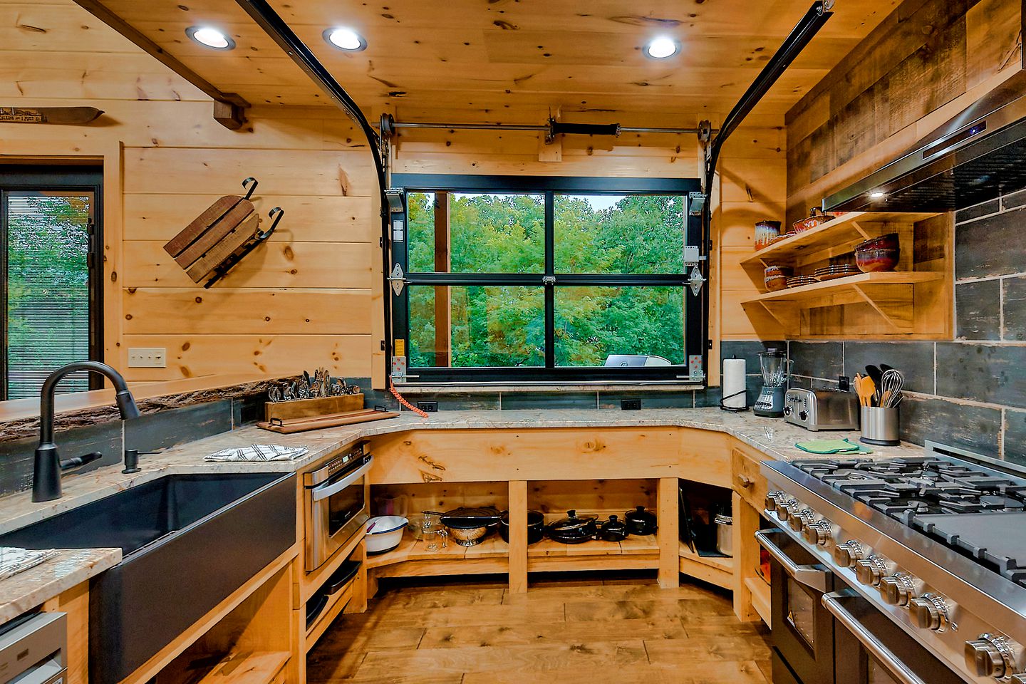 Stunning Glamping Lodge for Relaxation and Recreation in Gatlinburg