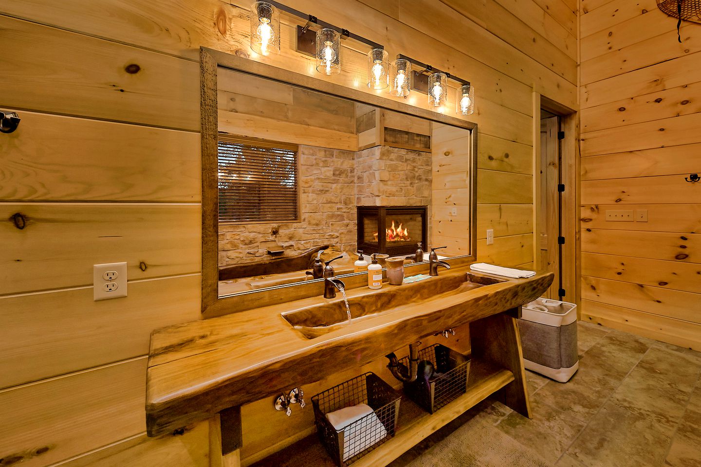 Stunning Glamping Lodge for Relaxation and Recreation in Gatlinburg