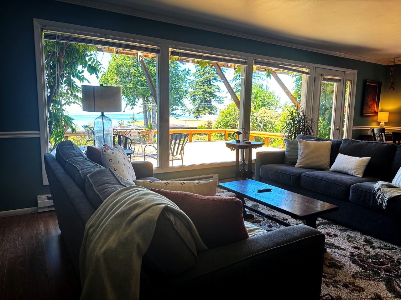Pet-Friendly Cabin with Elegant Interior and Spacious Deck in Washington