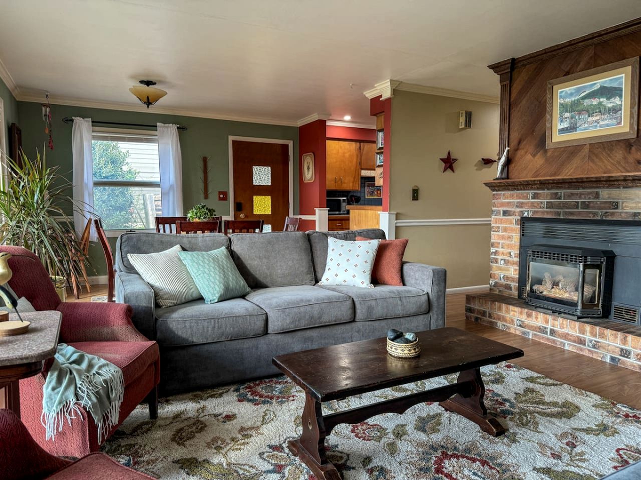 Pet-Friendly Cabin with Elegant Interior and Spacious Deck in Washington