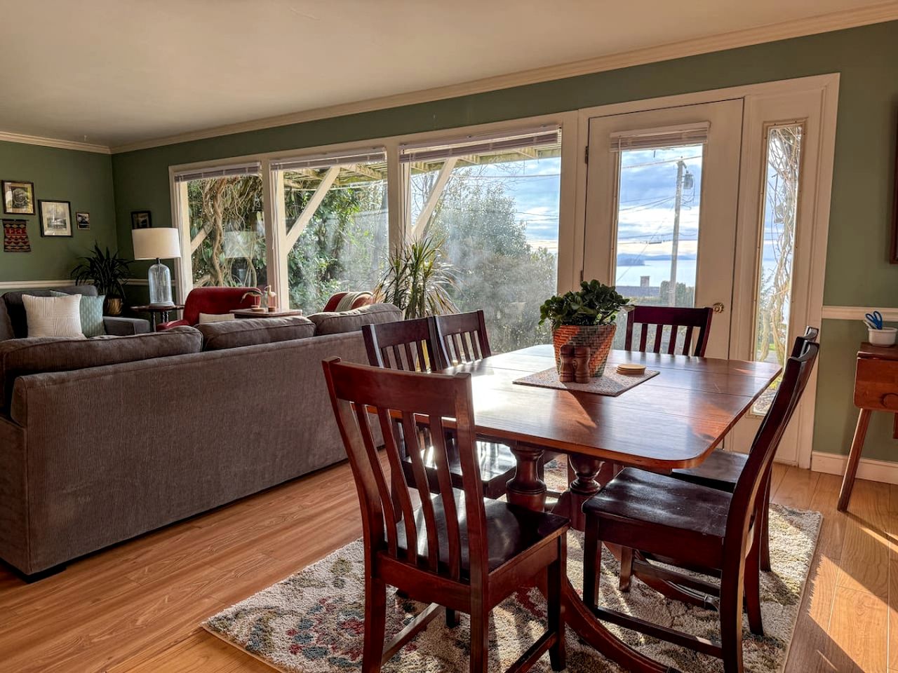 Pet-Friendly Cabin with Elegant Interior and Spacious Deck in Washington