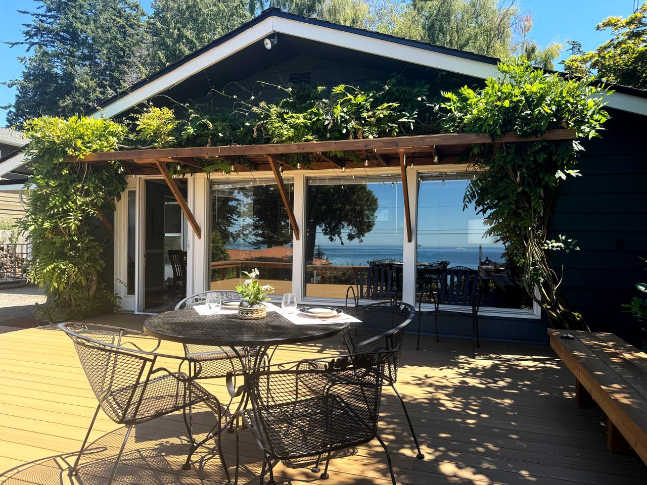 Pet-Friendly Cabin with Elegant Interior and Spacious Deck in Washington