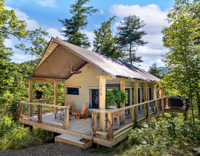Luxury Family Tree Tent with Private Deck, Soaking Tub & Pizza Oven Near Waterfalls, Zirconia, North Carolina