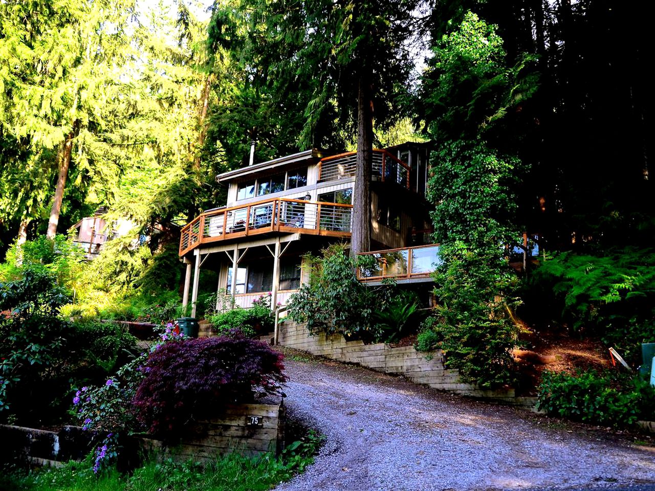 Stylish Lake Cabin with a Sauna and Hot Tub in Bellingham, Washington