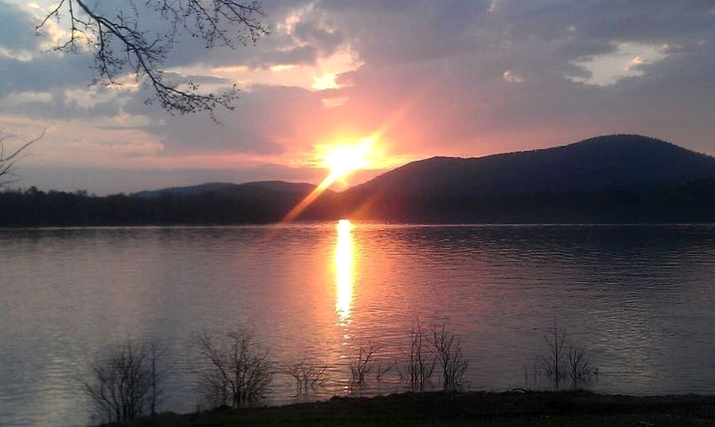 Mountain Cabin Getaway with a Fire Pit near Lake Ouachita, Arkansas