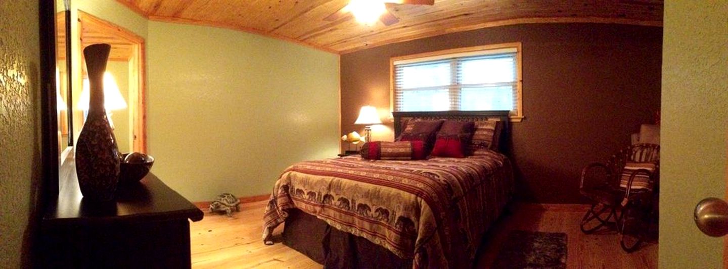 Mountain Cabin Getaway with a Fire Pit near Lake Ouachita, Arkansas