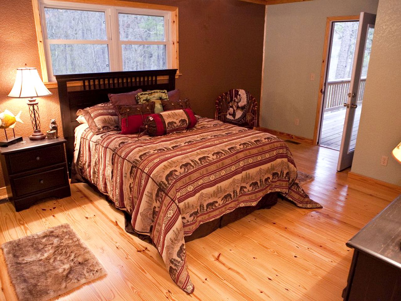 Mountain Cabin Getaway with a Fire Pit near Lake Ouachita, Arkansas