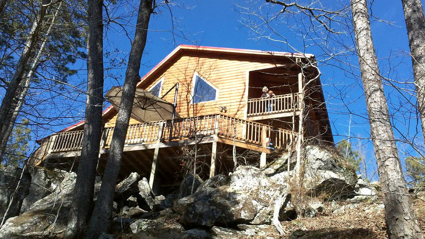 Mountain Cabin Getaway with a Fire Pit near Lake Ouachita, Arkansas