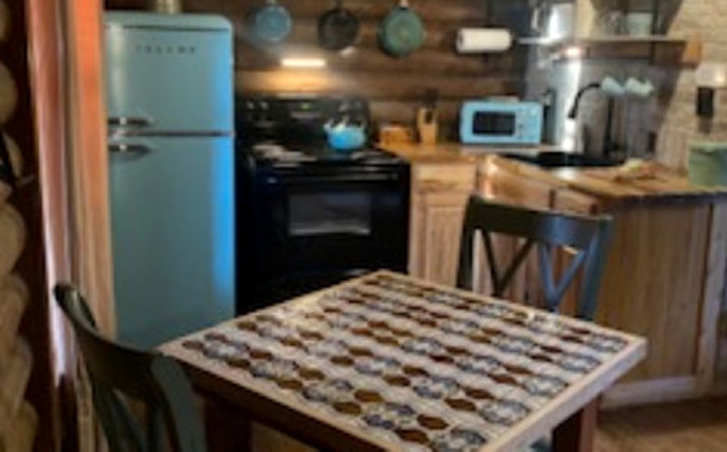 Sustainable and Pet-Friendly Cabin Perfect for Animal Lovers in Bluff Dale, TX