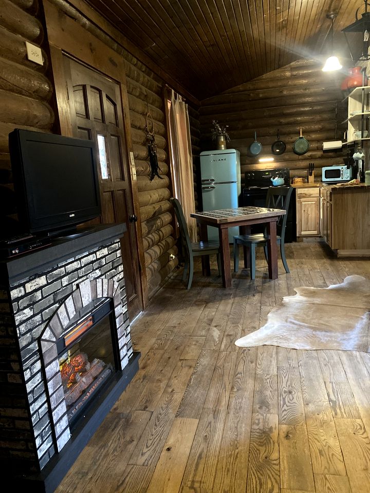 Sustainable and Pet-Friendly Cabin Perfect for Animal Lovers in Bluff Dale, TX