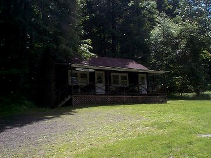 Cozy Rustic Cabin Rental on Shore of Harveys Lake in Luzerne County, Pennsylvania | Cabins (Harveys Lake, Pennsylvania, United States of America)