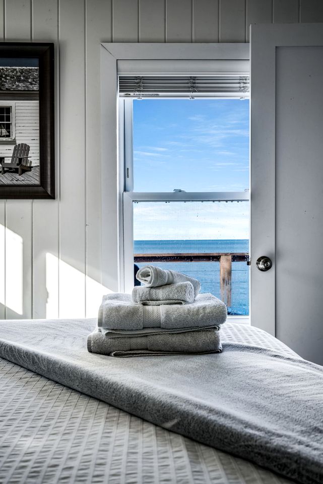 Sweet Beach Rental with Jacuzzi, Deck and Amazing Sunsets in Ontario