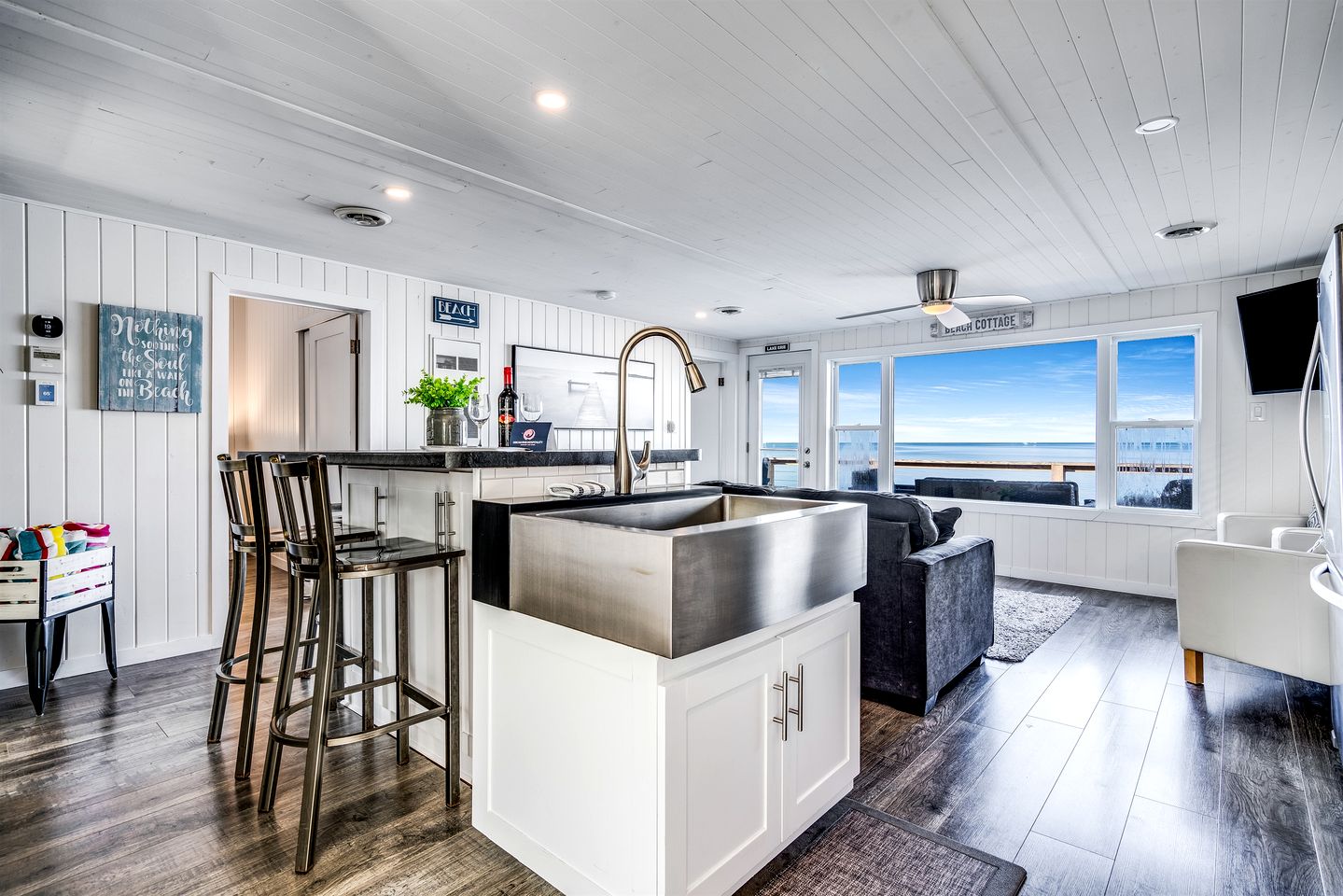 Sweet Beach Rental with Jacuzzi, Deck and Amazing Sunsets in Ontario