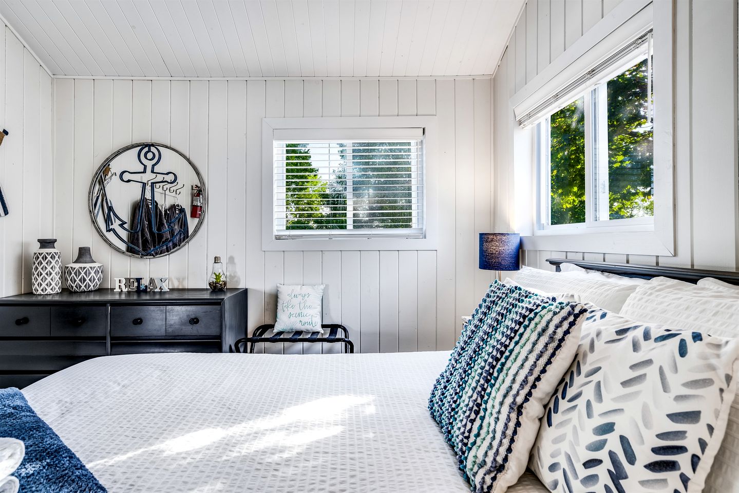 Sweet Beach Rental with Jacuzzi, Deck and Amazing Sunsets in Ontario