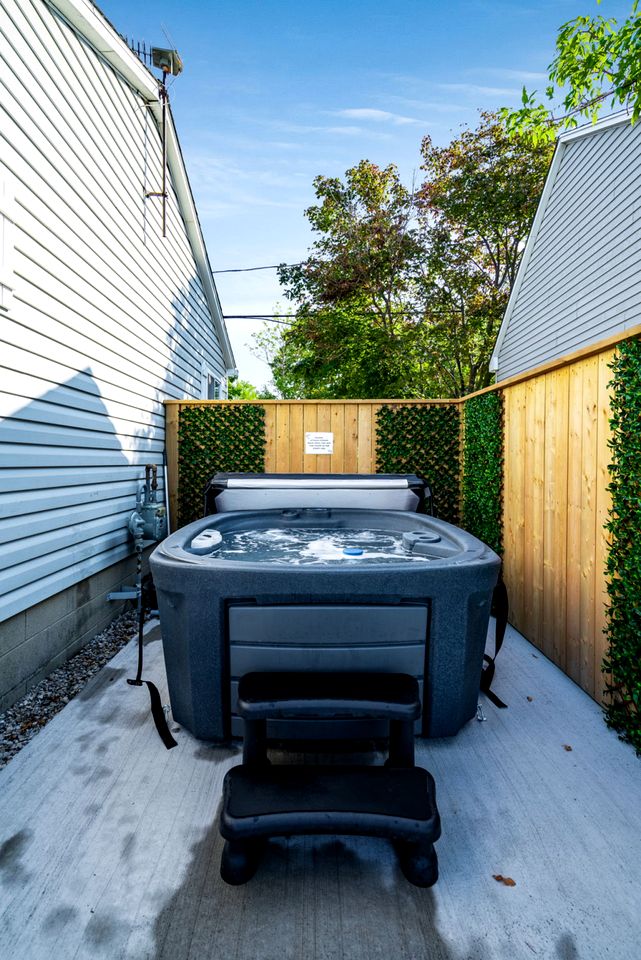 Sweet Beach Rental with Jacuzzi, Deck and Amazing Sunsets in Ontario