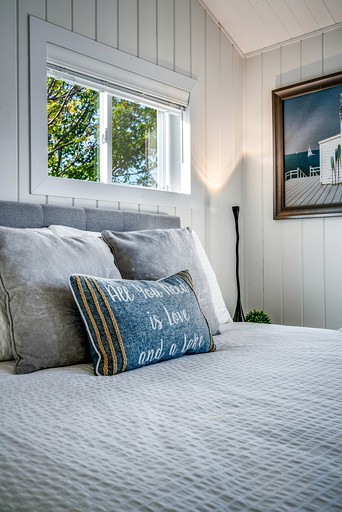 Cabins (Canada, Leamington, Ontario)