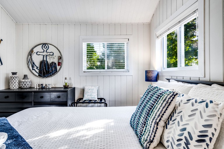 Cabins (Canada, Leamington, Ontario)