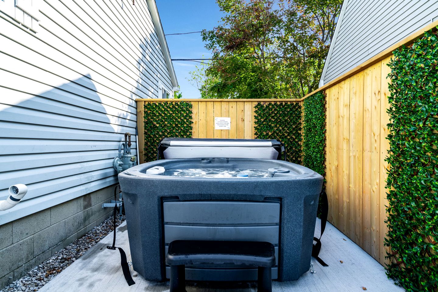 Sweet Beach Rental with Jacuzzi, Deck and Amazing Sunsets in Ontario