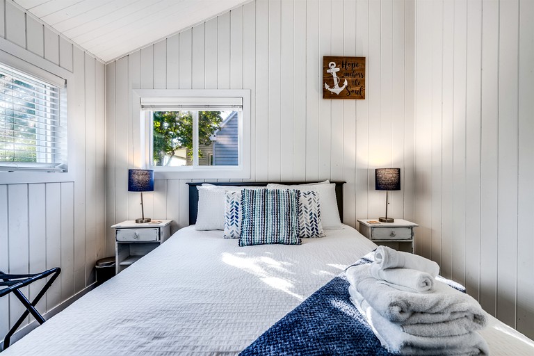 Cabins (Canada, Leamington, Ontario)