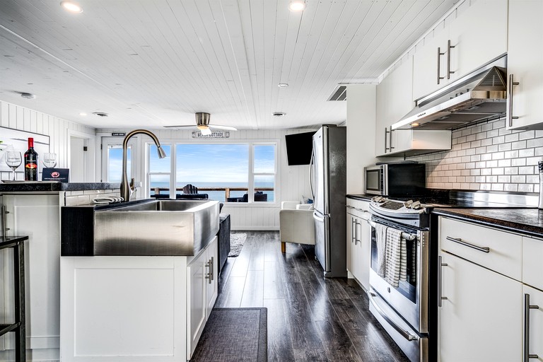 Cabins (Canada, Leamington, Ontario)