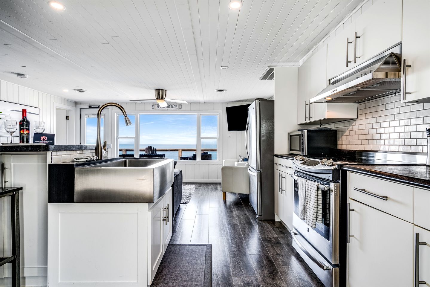 Sweet Beach Rental with Jacuzzi, Deck and Amazing Sunsets in Ontario