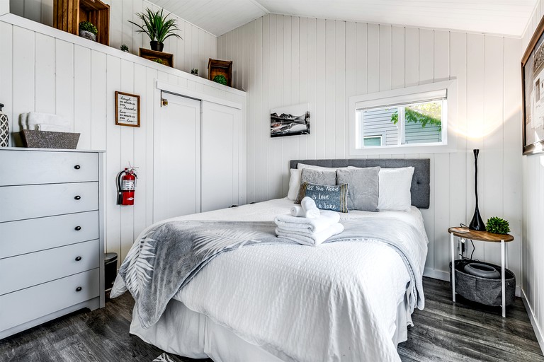 Cabins (Canada, Leamington, Ontario)