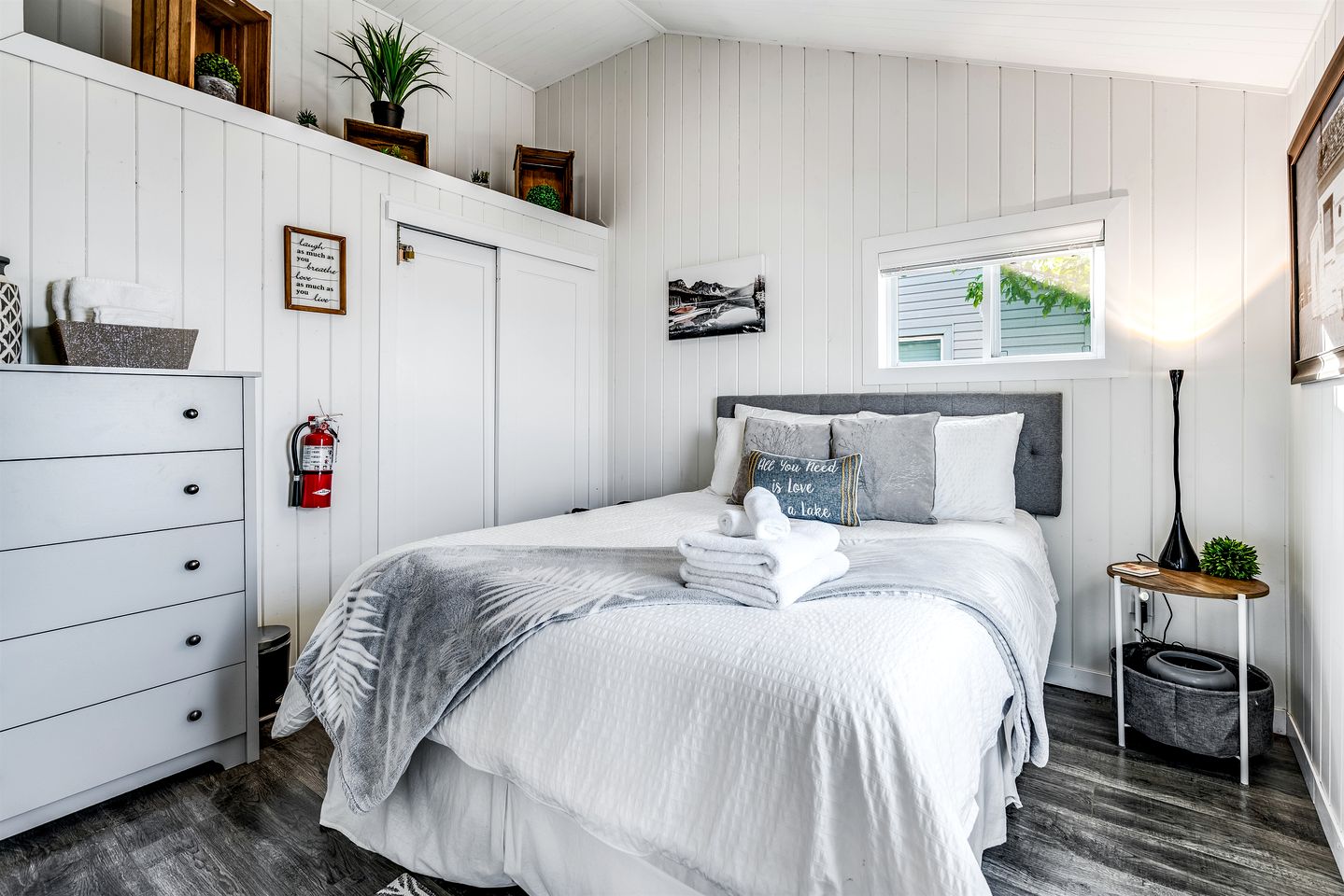 Sweet Beach Rental with Jacuzzi, Deck and Amazing Sunsets in Ontario