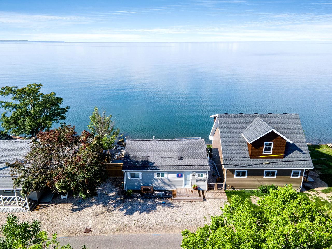 Sweet Beach Rental with Jacuzzi, Deck and Amazing Sunsets in Ontario