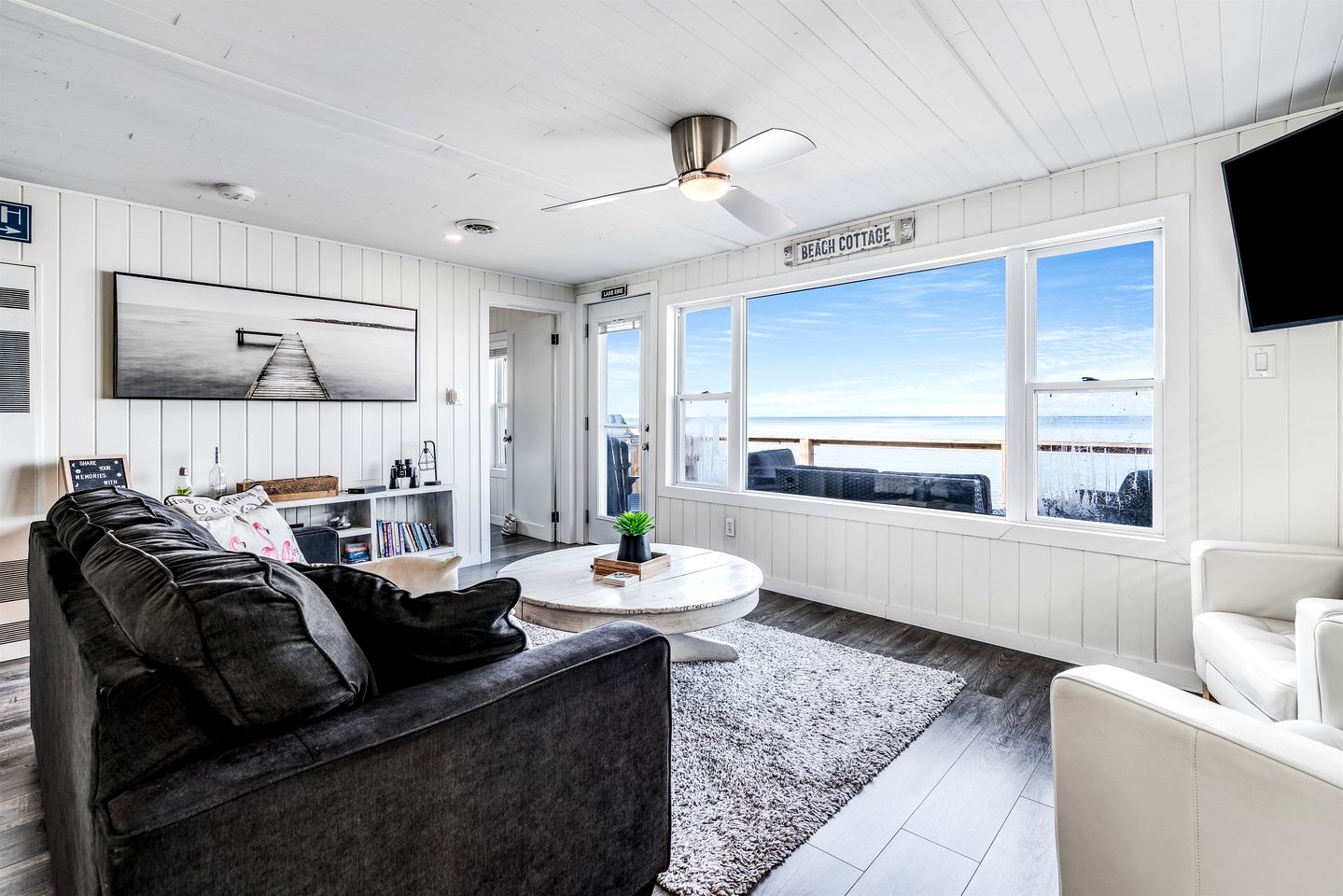 Sweet Beach Rental with Jacuzzi, Deck and Amazing Sunsets in Ontario