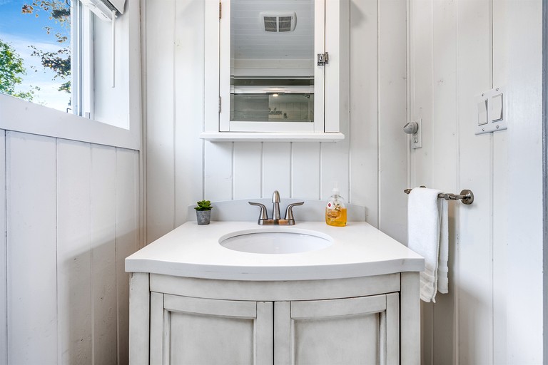 Cabins (Canada, Leamington, Ontario)