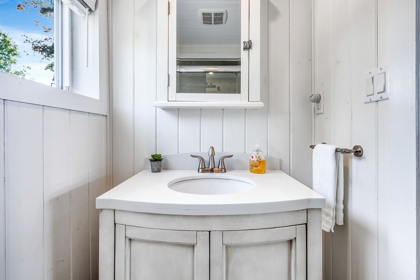 Sweet Beach Rental with Jacuzzi, Deck and Amazing Sunsets in Ontario