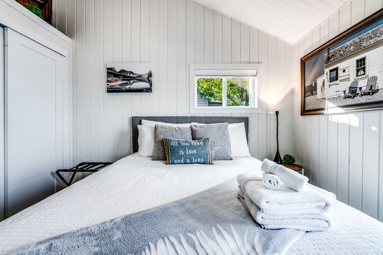 Cabins (Canada, Leamington, Ontario)