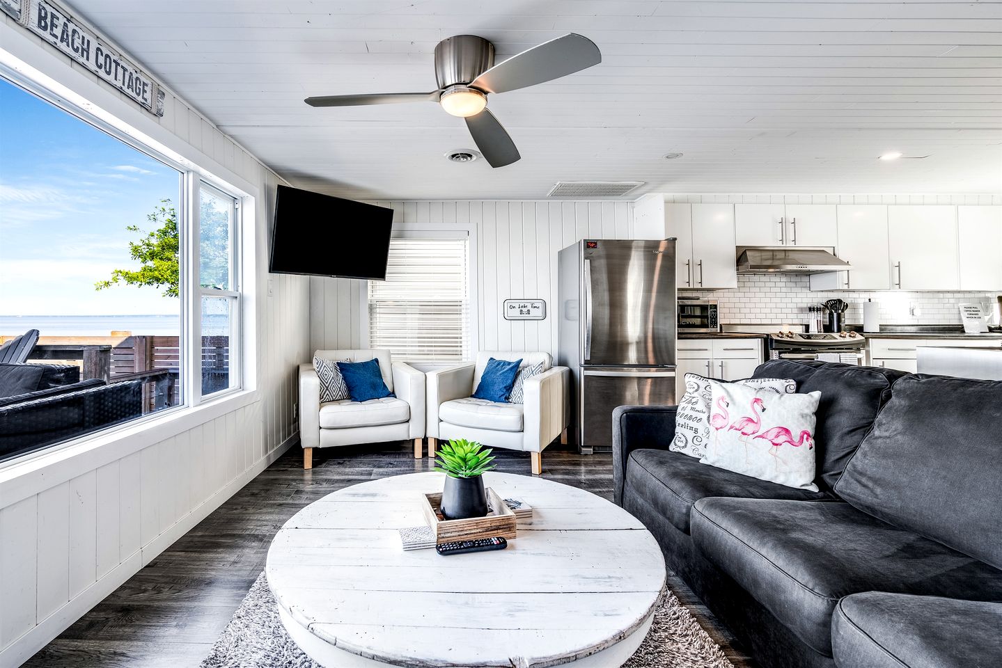 Sweet Beach Rental with Jacuzzi, Deck and Amazing Sunsets in Ontario