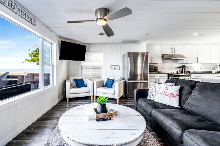 Cabins (Canada, Leamington, Ontario)