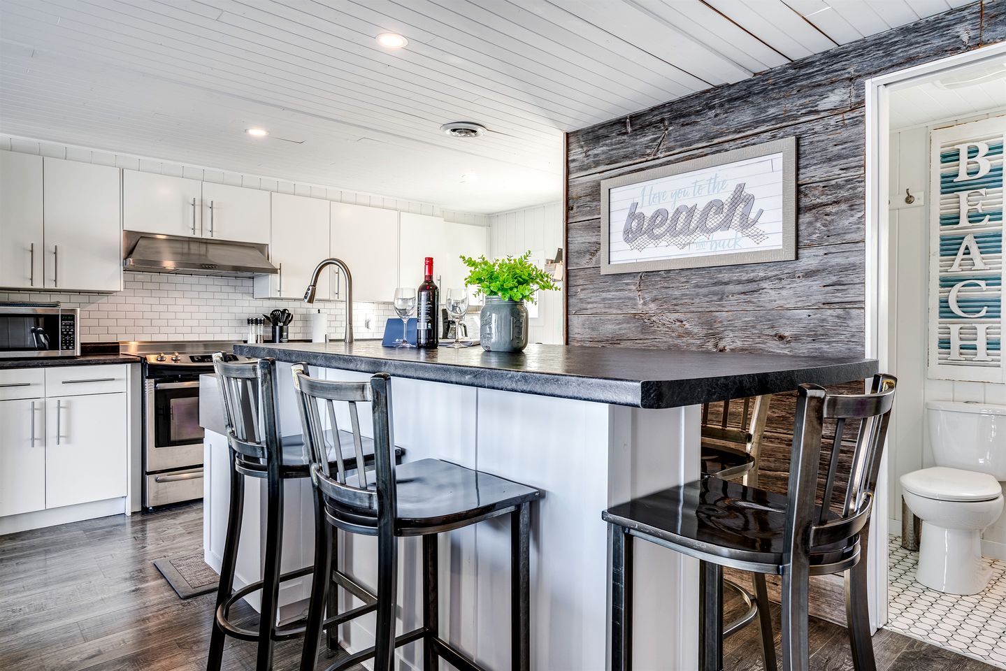 Sweet Beach Rental with Jacuzzi, Deck and Amazing Sunsets in Ontario