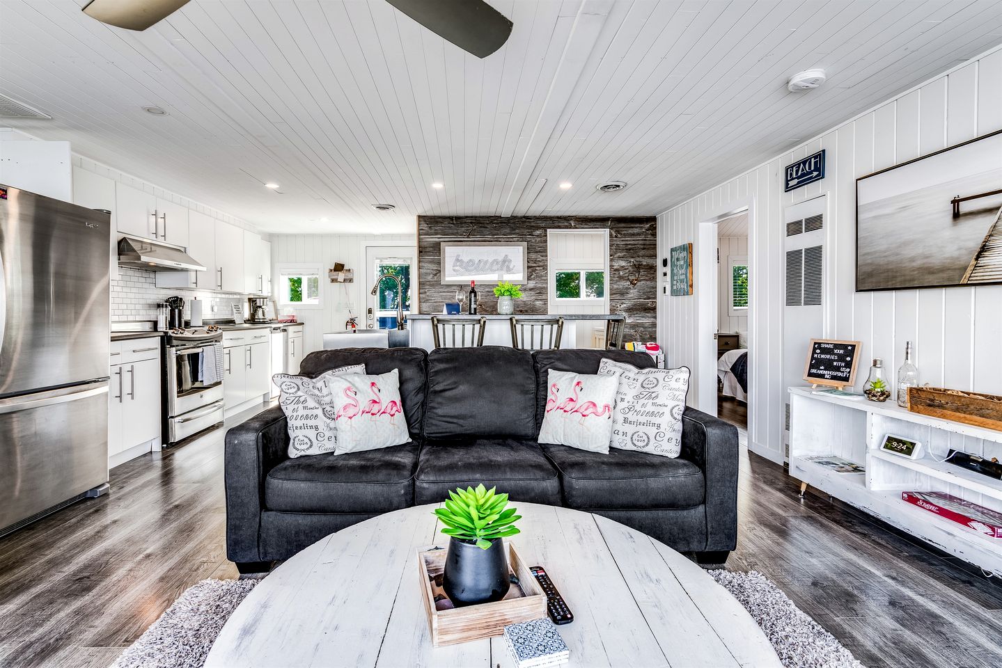 Sweet Beach Rental with Jacuzzi, Deck and Amazing Sunsets in Ontario