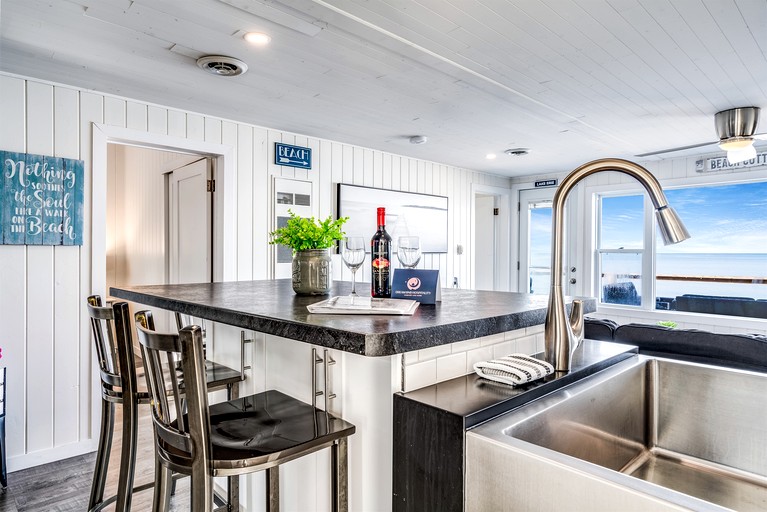 Cabins (Canada, Leamington, Ontario)