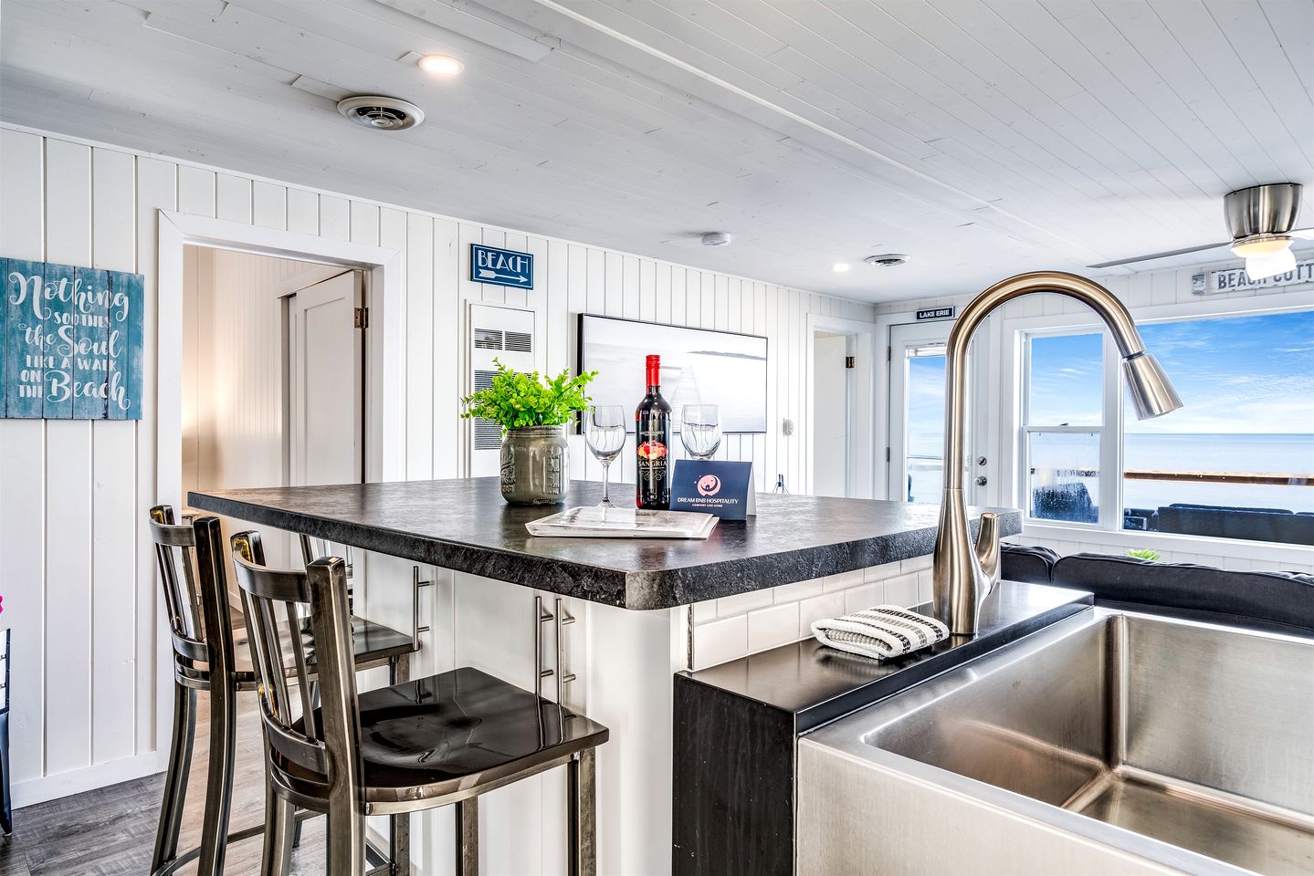 Sweet Beach Rental with Jacuzzi, Deck and Amazing Sunsets in Ontario