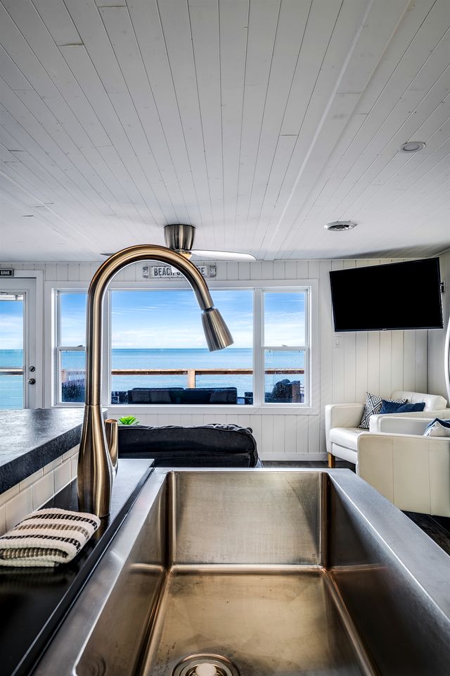 Sweet Beach Rental with Jacuzzi, Deck and Amazing Sunsets in Ontario